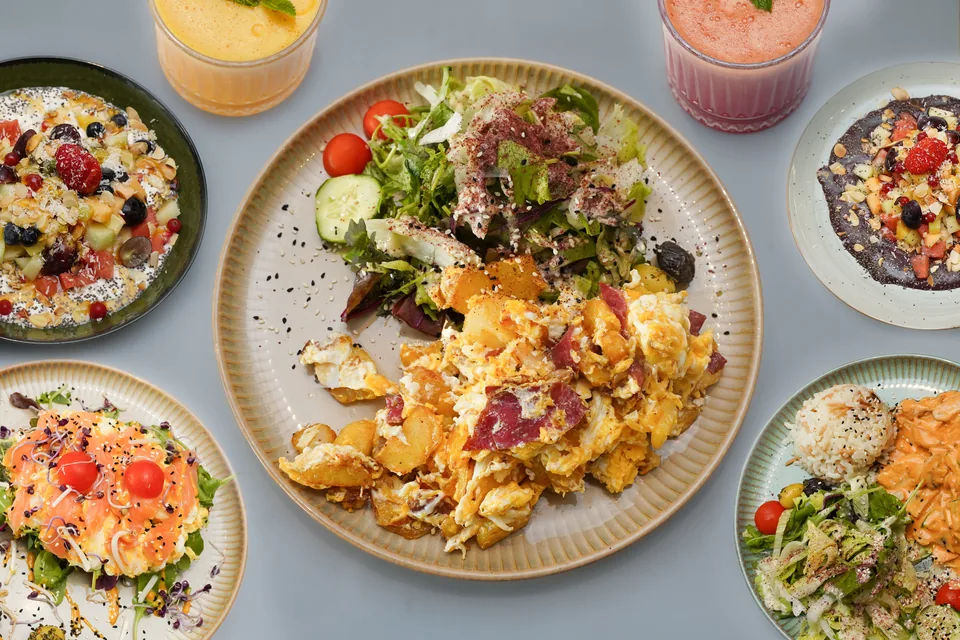 Frühstück, Bowls und Getränke im Studio B